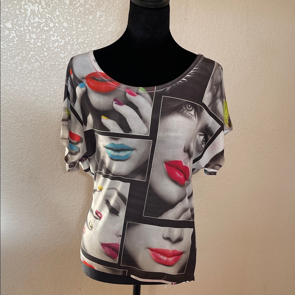 Graphic Multi-Color Lip Print Women's Top